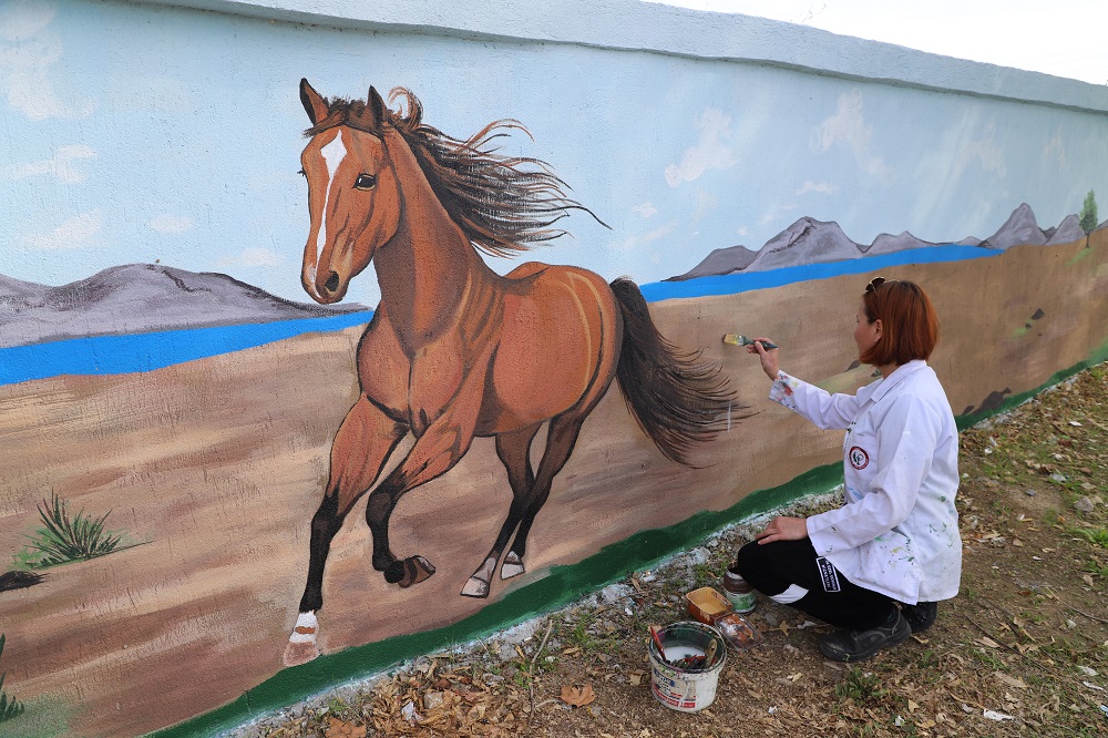 Menderes Belediyesi, Akçaköy Mahallesi’nin duvarlarını sanatla buluşturdu. Rengarenk sokaklar vatandaşların