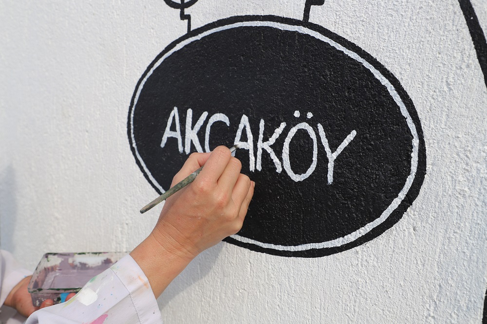 Menderes’te Akçaköy’ün duvarları tuvale dönüştü