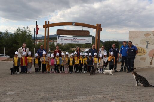 Muğla Büyükşehir Belediyesi, Dünya Hayvanları Koruma Günü'nde çocukları hayvan bakımevinde