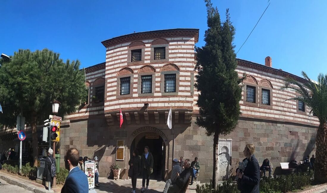 İzmirli gazeteci ve fotoğraf sanatçısı Esat Erçetingöz, 52. sanat yılında