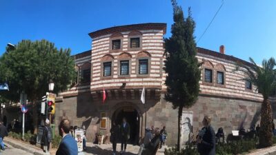 İzmirli gazeteci ve fotoğraf sanatçısı Esat Erçetingöz, 52. sanat yılında