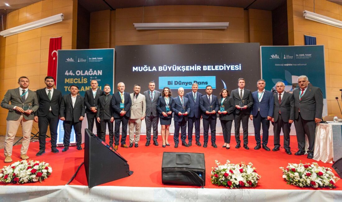 Başkan Tugay Ödüllendirdi: Türkiye’nin En Sağlıklı Şehir Projeleri Belli Oldu! 96 Proje Yarıştı; Antalya, Bursa ve Gaziantep Ödül Aldı Türkiye Sağlıklı Kentler Birliği'nin (TSKB) 15. En İyi Uygulama Yarışması'nda