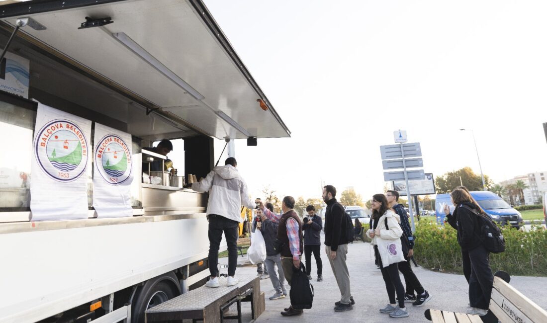 Balçova Belediyesi, soğuk havalarda Balçova Metro Durağı'nda sıcak çorba dağıtımına
