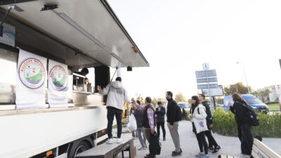 Balçova Belediyesi, soğuk havalarda Balçova Metro Durağı'nda sıcak çorba dağıtımına