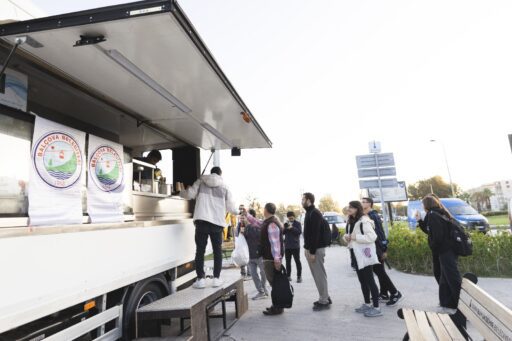 Balçova Belediyesi, soğuk havalarda Balçova Metro Durağı'nda sıcak çorba dağıtımına