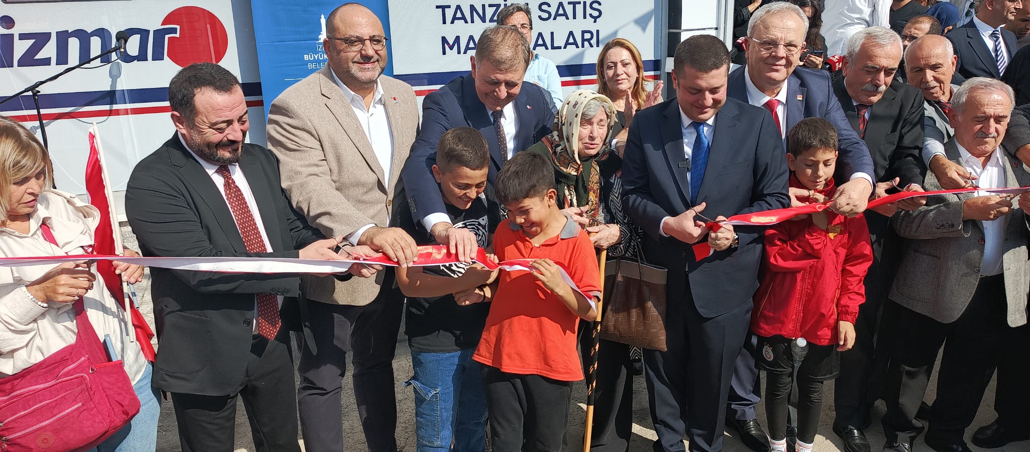 Başkan Cemil Tugay, İZMAR Torbalı Ayrancılar şubesinin açılışını yaptı. Market,