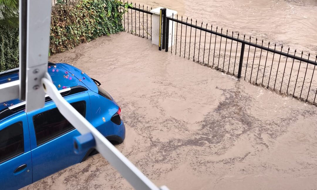 Foça’da Sağanak Yağış Hayatı Felç Etti: Cadde ve Sokaklar Sular Altında Foça’da sabah etkili olan sağanak yağış kısa sürede su baskınlarına