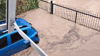 Foça’da sabah etkili olan sağanak yağış kısa sürede su baskınlarına