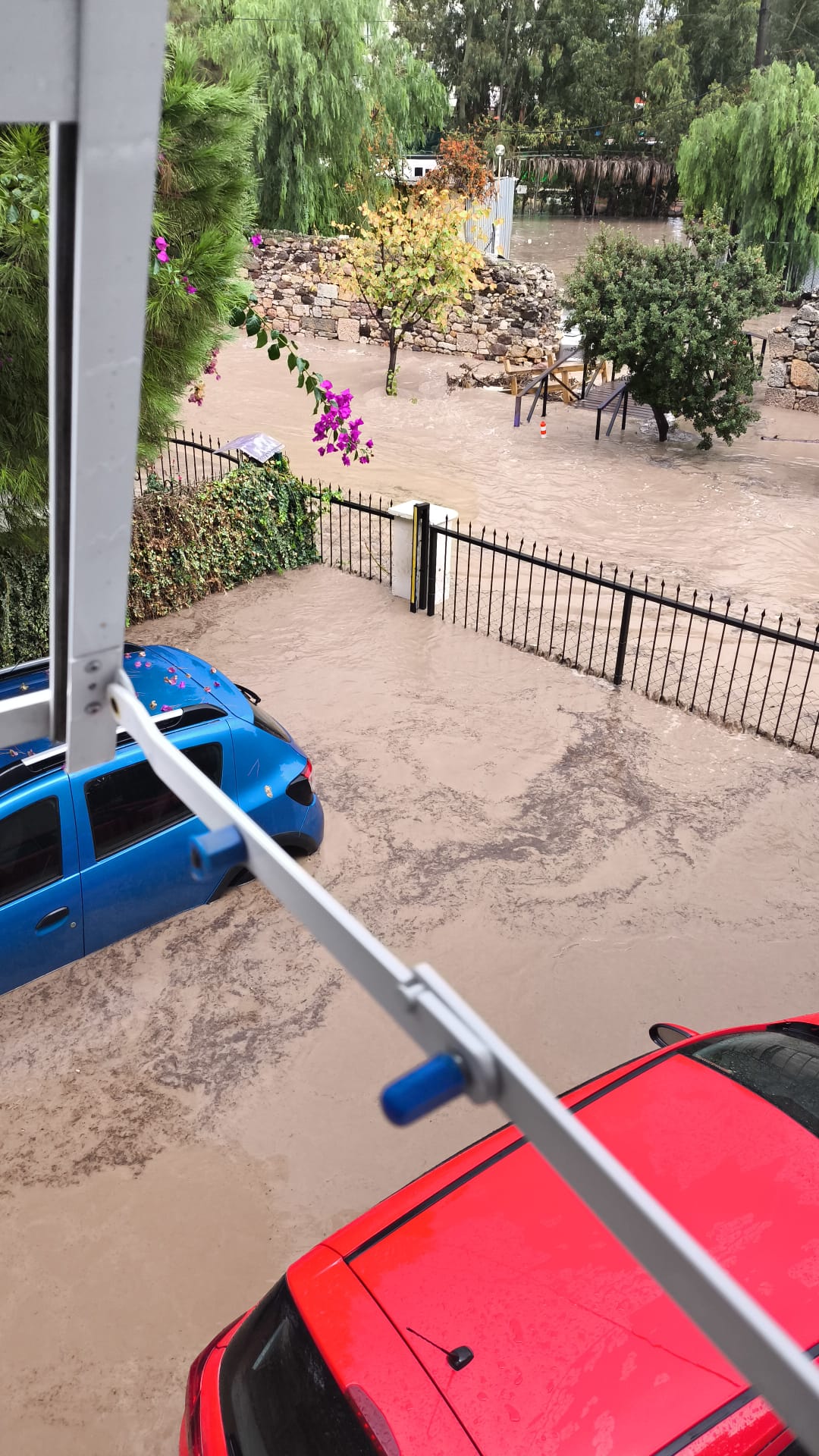 Foça’da sabah etkili olan sağanak yağış kısa sürede su baskınlarına