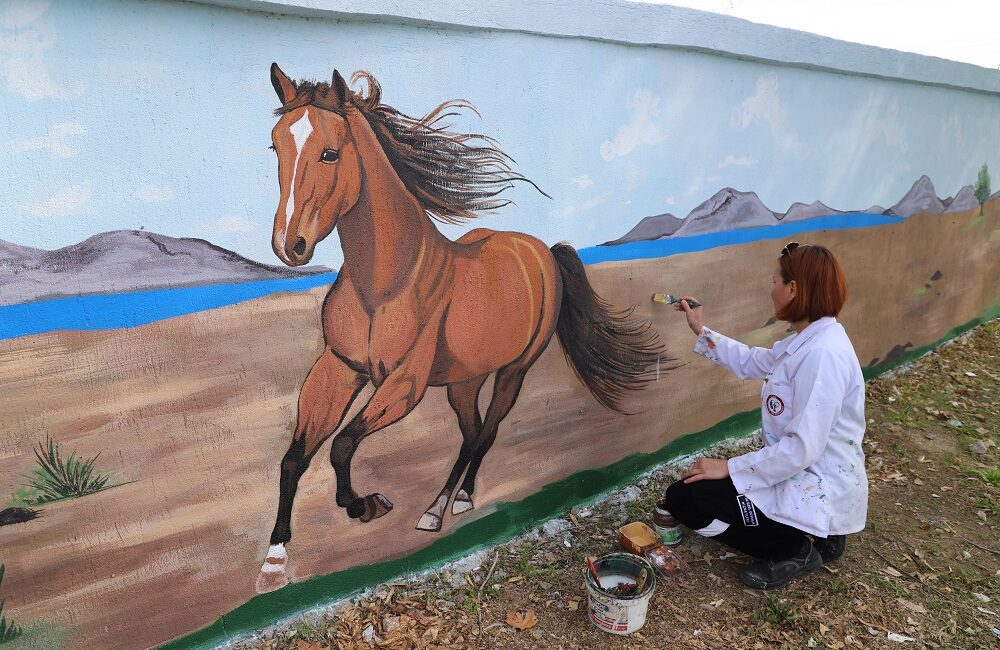 Menderes Belediyesi, Akçaköy’ün duvarlarını sanatla renklendirdi. Başkan İlkay Çiçek, “Sokaklarımız
