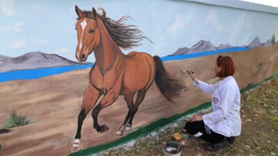 Menderes Belediyesi, Akçaköy’ün duvarlarını sanatla renklendirdi. Başkan İlkay Çiçek, “Sokaklarımız