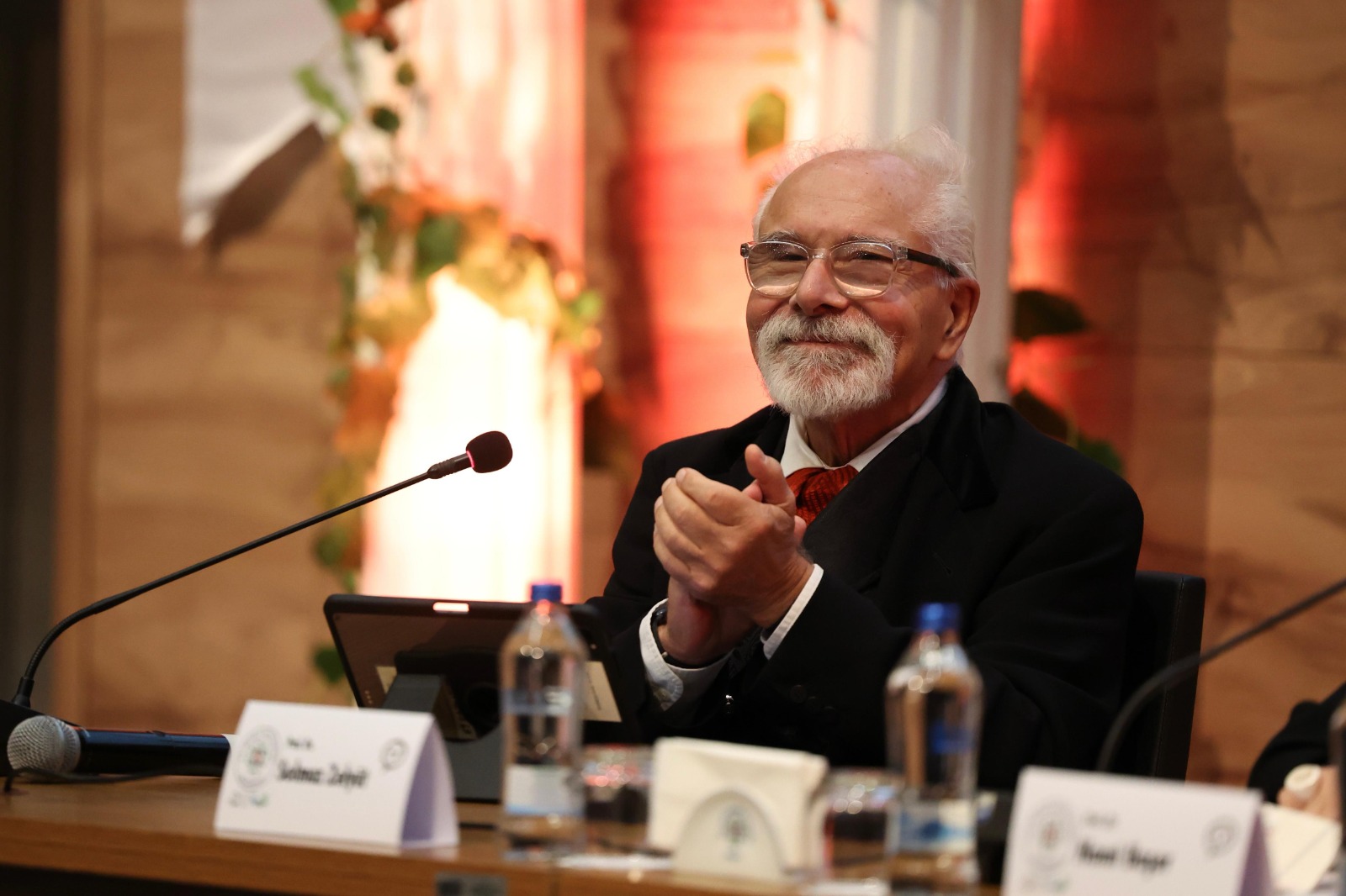 Muğla Büyükşehir Belediyesi’nin ev sahipliğinde düzenlenen “Demokrasi ve Felsefe Sempozyumu”nda