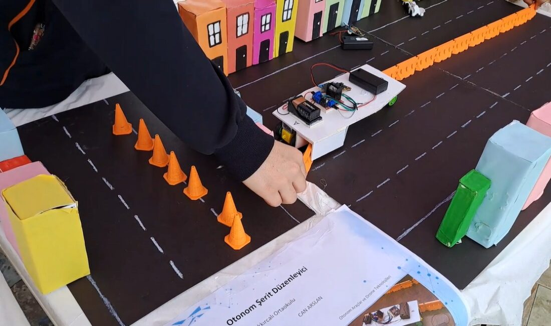 İzmir’de Cumhuriyet’in 102. yılı, Robokod Sergisiyle kutlandı. Öğrenciler teknolojiyle Cumhuriyet