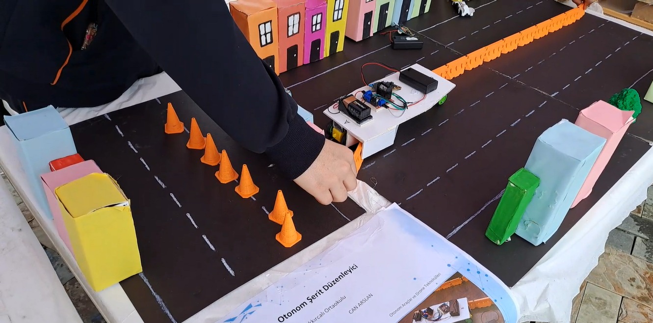 İzmir’de Cumhuriyet’in 102. yılı, Robokod Sergisiyle kutlandı. Öğrenciler teknolojiyle Cumhuriyet