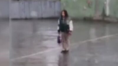 Iğdır’da yağmur altında tek başına İstiklal Marşı okuyan öğrenci, milli