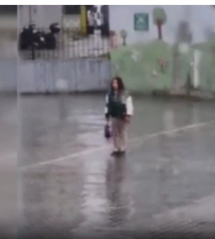 Iğdır’da yağmur altında tek başına İstiklal Marşı okuyan öğrenci, milli