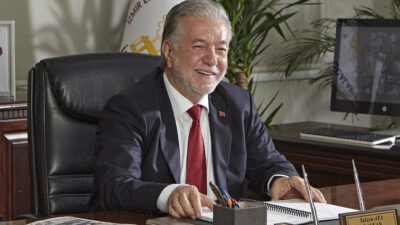 Cumhuriyet Bayramı’nın 102. yılı İzmir’de coşkuyla kutlanıyor. İzmir Esnaf Teşkilatı,