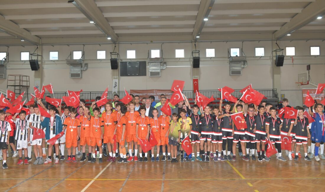 Çiğli Belediyesi’nin düzenlediği Cumhuriyet Kupası Futsal Turnuvası büyük coşkuyla tamamlandı.