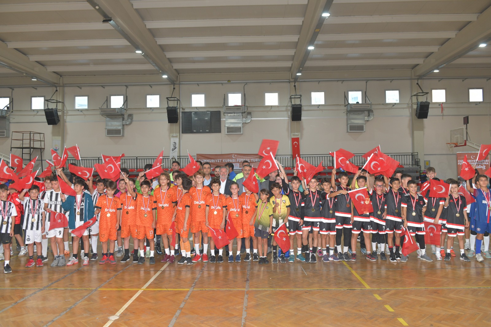 Çiğli Belediyesi’nin düzenlediği Cumhuriyet Kupası Futsal Turnuvası büyük coşkuyla tamamlandı.