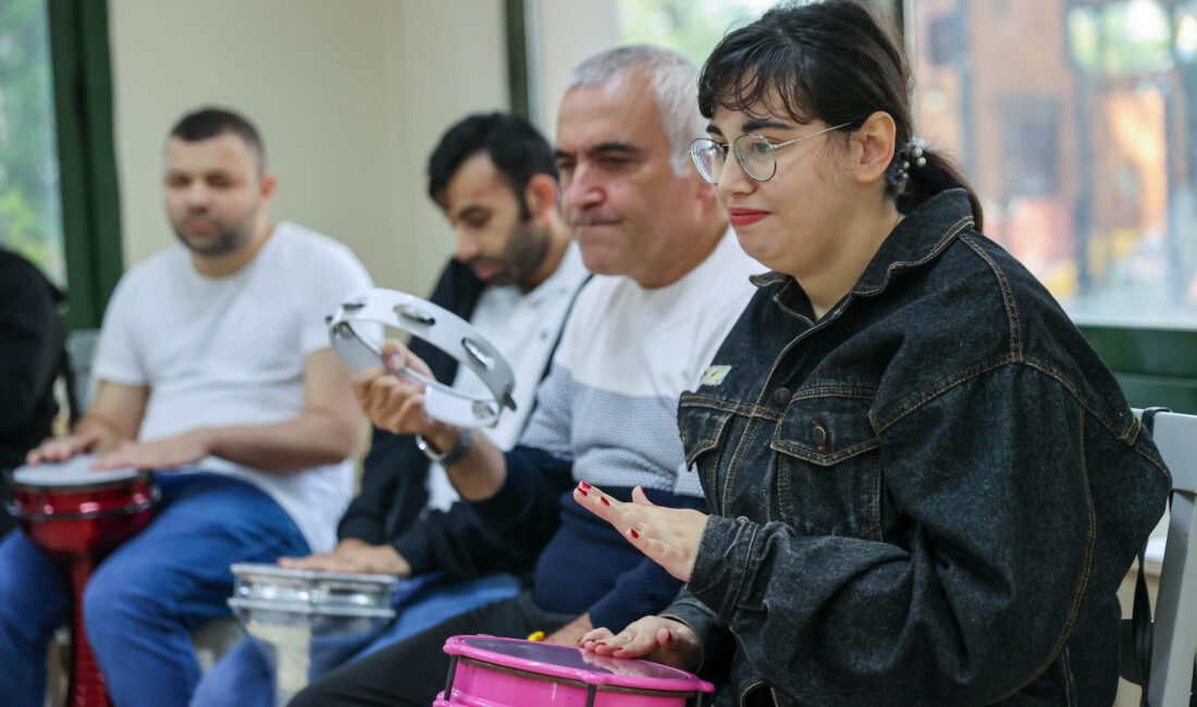 Buca’da engeller ritimle aşılıyor: Özel bireyler müzikle hayata katılıyor Buca Belediyesi, Şirinyer’deki Özel Gereksinimli Bireyler Danışma Merkezi’nde düzenlediği ritim