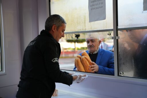 Kemalpaşa Belediyesi'nin İzmir Büyükşehir iş birliğiyle başlattığı Halk Ekmek uygulaması,