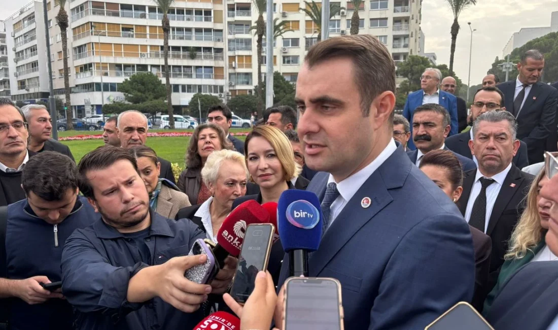 CHP İzmir’de Güç dönemi başladı: “Parti içi sorunlar değil, halkın sorunlarını konuşacağız” CHP İzmir İl Başkanı Çağatay Güç, mazbatasını aldı. “Parti içi