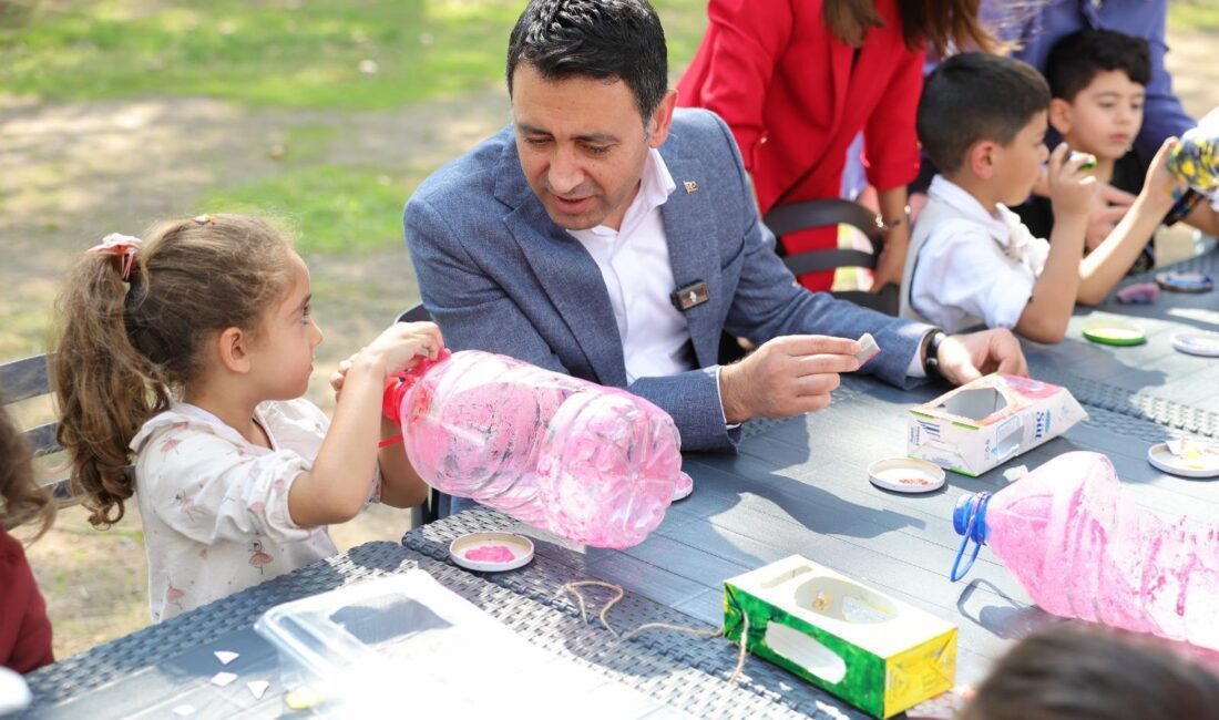 Bayraklı Belediye Başkanı İrfan Önal, Anne Çocuk Atölyesi'nde anneler ve
