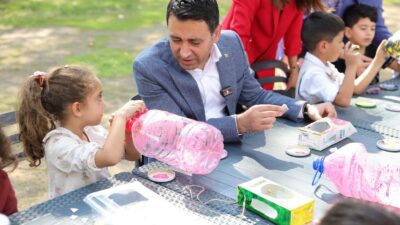 Bayraklı Belediye Başkanı İrfan Önal, Anne Çocuk Atölyesi'nde anneler ve