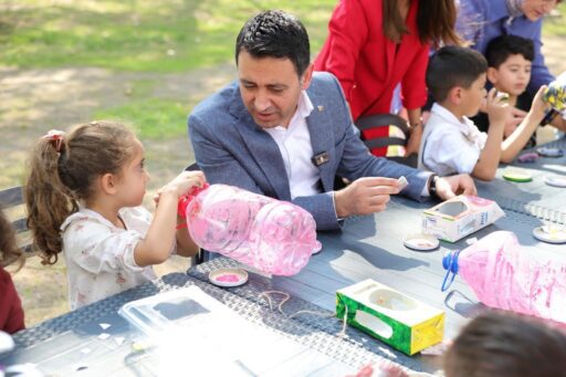 Bayraklı Belediye Başkanı İrfan Önal, Anne Çocuk Atölyesi'nde anneler ve