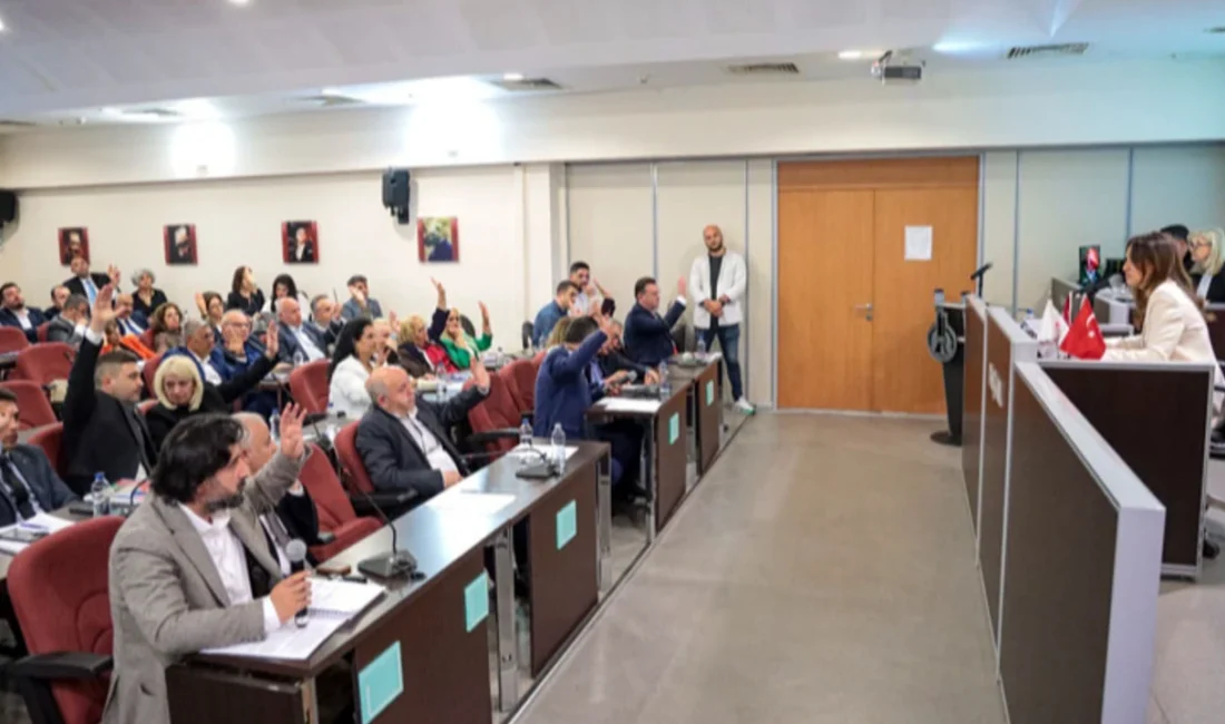 Karşıyaka İlçe Kongresi Gerilimi Disiplin Getirdi: Candaş Yeter ve Adem Kızılkaya Arasındaki Tartışma Genel Merkez’e Taşındı CHP Karşıyaka’da, Ekim ayı meclis grup toplantısında 'hain' söylemi üzerinden