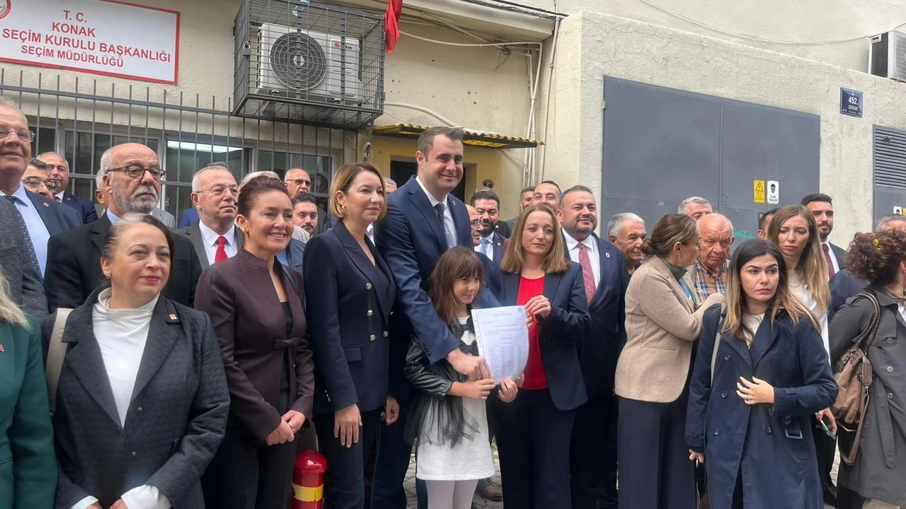 CHP İzmir İl Başkanı Çağatay Güç mazbatasını alarak göreve başladı.