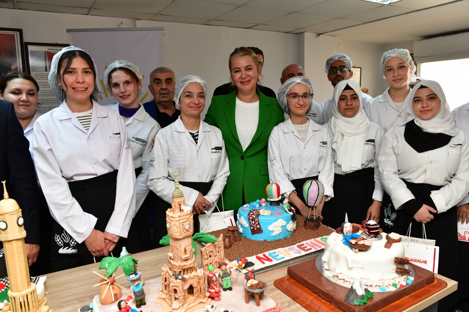 Çiğli Belediyesi'nin pastacılık kurslarının ilk dönemi başarıyla tamamlandı. 300 saatlik