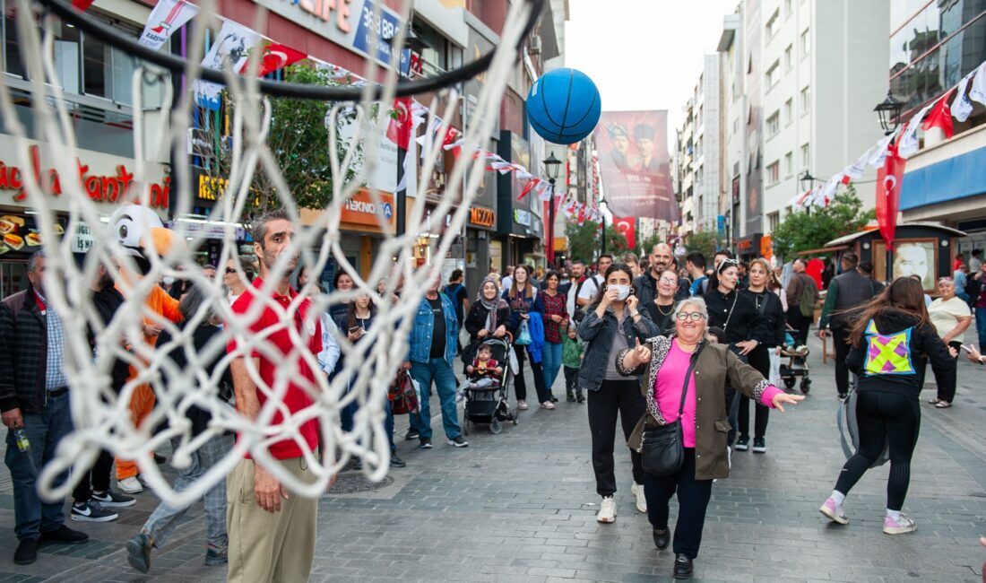 Karşıyaka Belediyesi, Hergele Meydanı'na basketbol potası kurarak vatandaşı spora teşvik