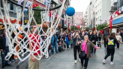 Karşıyaka Belediyesi, Hergele Meydanı'na basketbol potası kurarak vatandaşı spora teşvik