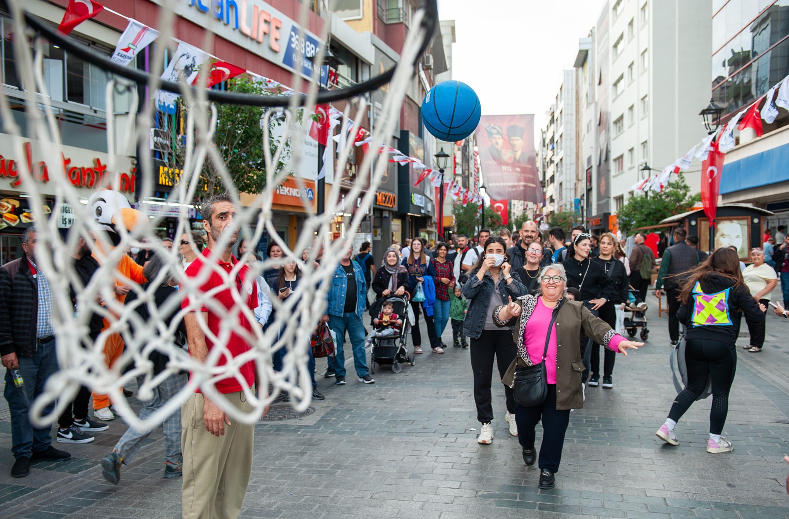 Karşıyaka Belediyesi, Hergele Meydanı'na basketbol potası kurarak vatandaşı spora teşvik