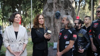 Karşıyaka Belediyesi'nin 10 Kasım'da düzenlediği "Ata’ya Saygı Zinciri"nde binlerce kişi