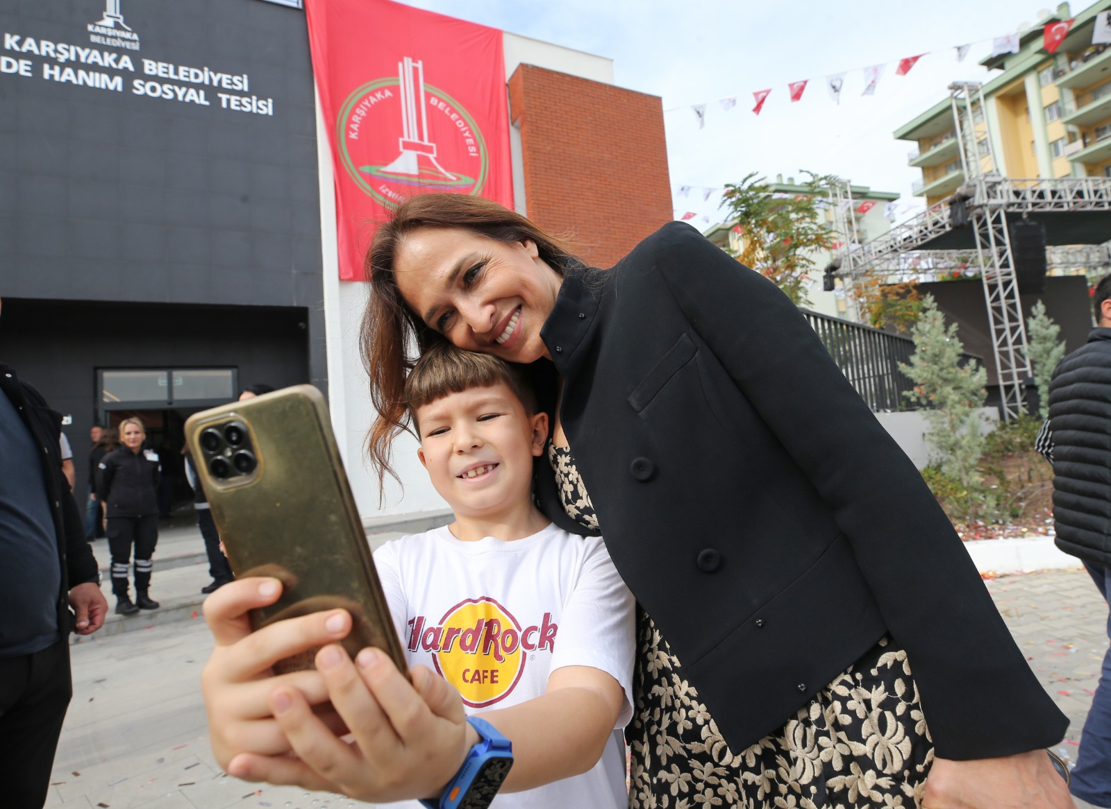 Karşıyaka Belediyesi, iki kütüphane, aşevi, dayanışma merkezi ve seminer salonlarından