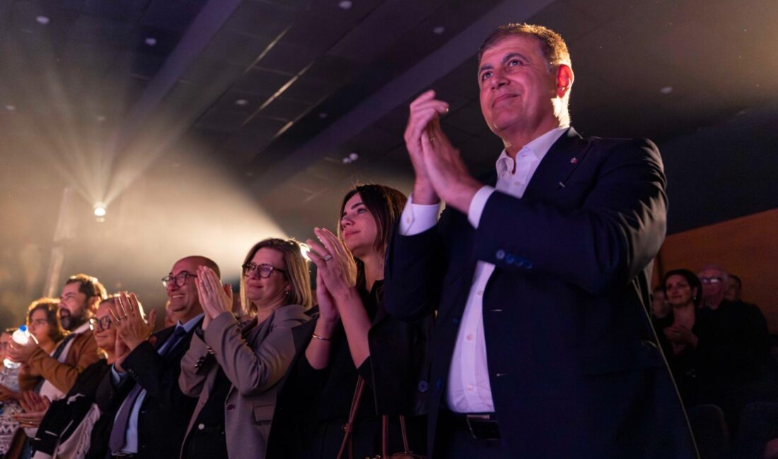 İzmir Şehir Tiyatroları’ndan “Cadı Kazanı”na Görkemli Prömiyer İzmir Şehir Tiyatroları’nın yeni oyunu “Cadı Kazanı”nın prömiyeri izleyicilerden büyük