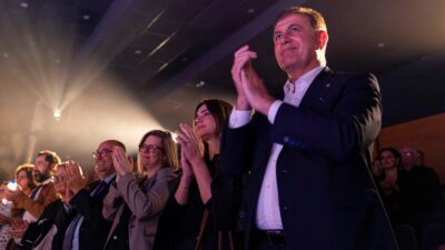 İzmir Şehir Tiyatroları’nın yeni oyunu “Cadı Kazanı”nın prömiyeri izleyicilerden büyük