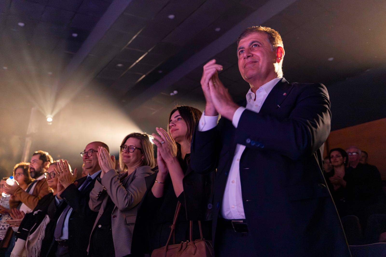 İzmir Şehir Tiyatroları’nın yeni oyunu “Cadı Kazanı”nın prömiyeri izleyicilerden büyük