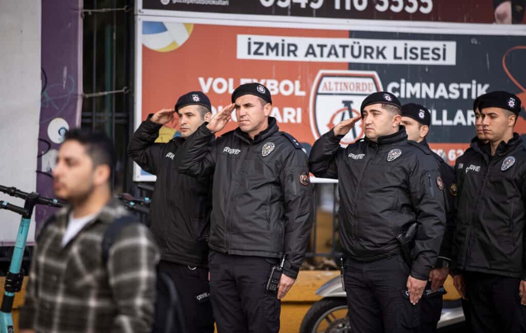 İzmir’de Hayat İki Dakika Durdu! Özlemle Anıyoruz. Gazi Mustafa Kemal Atatürk'ün ölümünün 87. yıl dönümünde İzmir'de saat