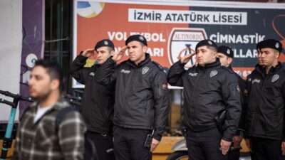 Gazi Mustafa Kemal Atatürk'ün ölümünün 87. yıl dönümünde İzmir'de saat