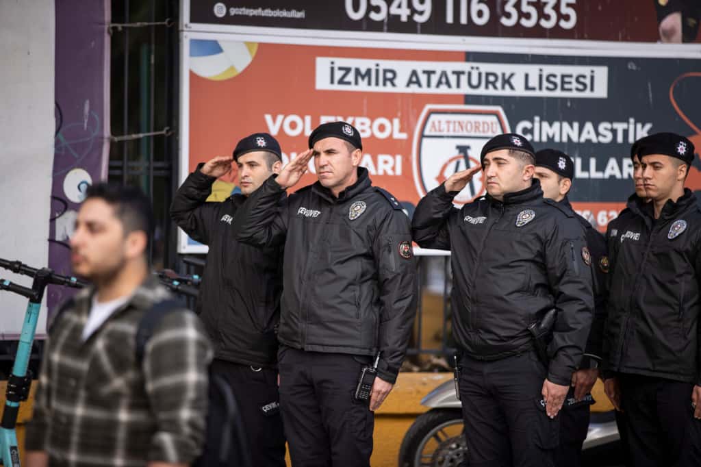 Gazi Mustafa Kemal Atatürk'ün ölümünün 87. yıl dönümünde İzmir'de saat