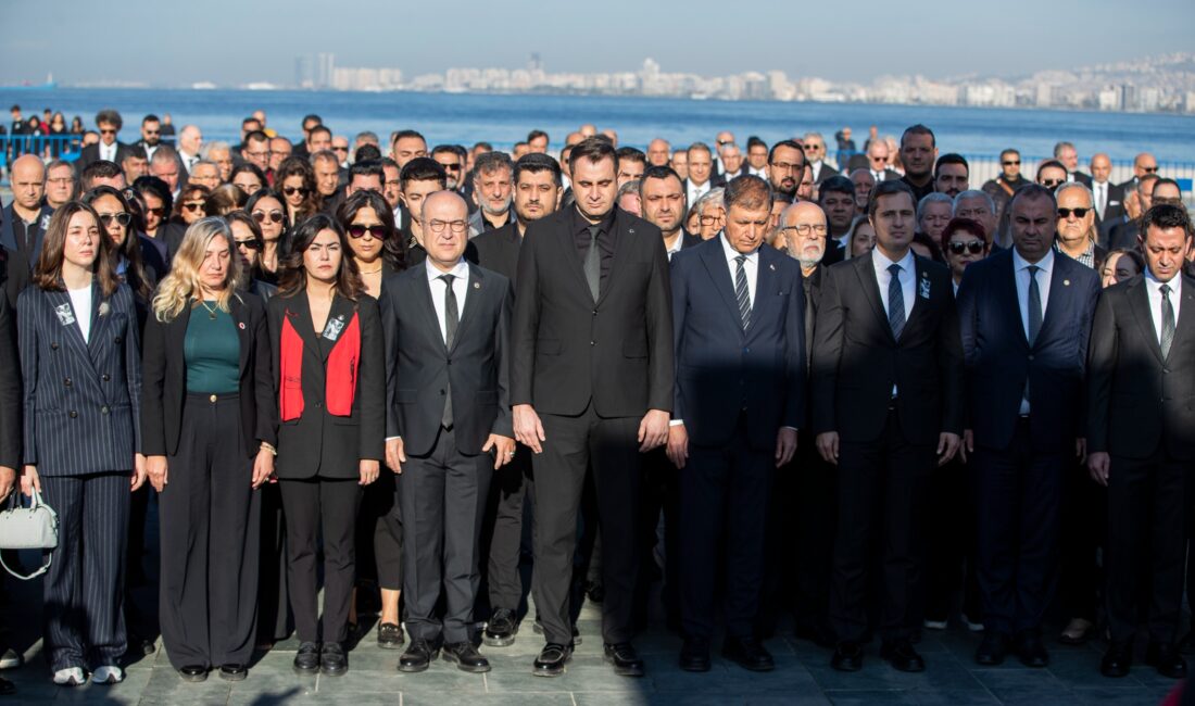 CHP İzmir İl Örgütü, Atatürk’ü Cumhuriyet Meydanı’nda andı. İl Başkanı