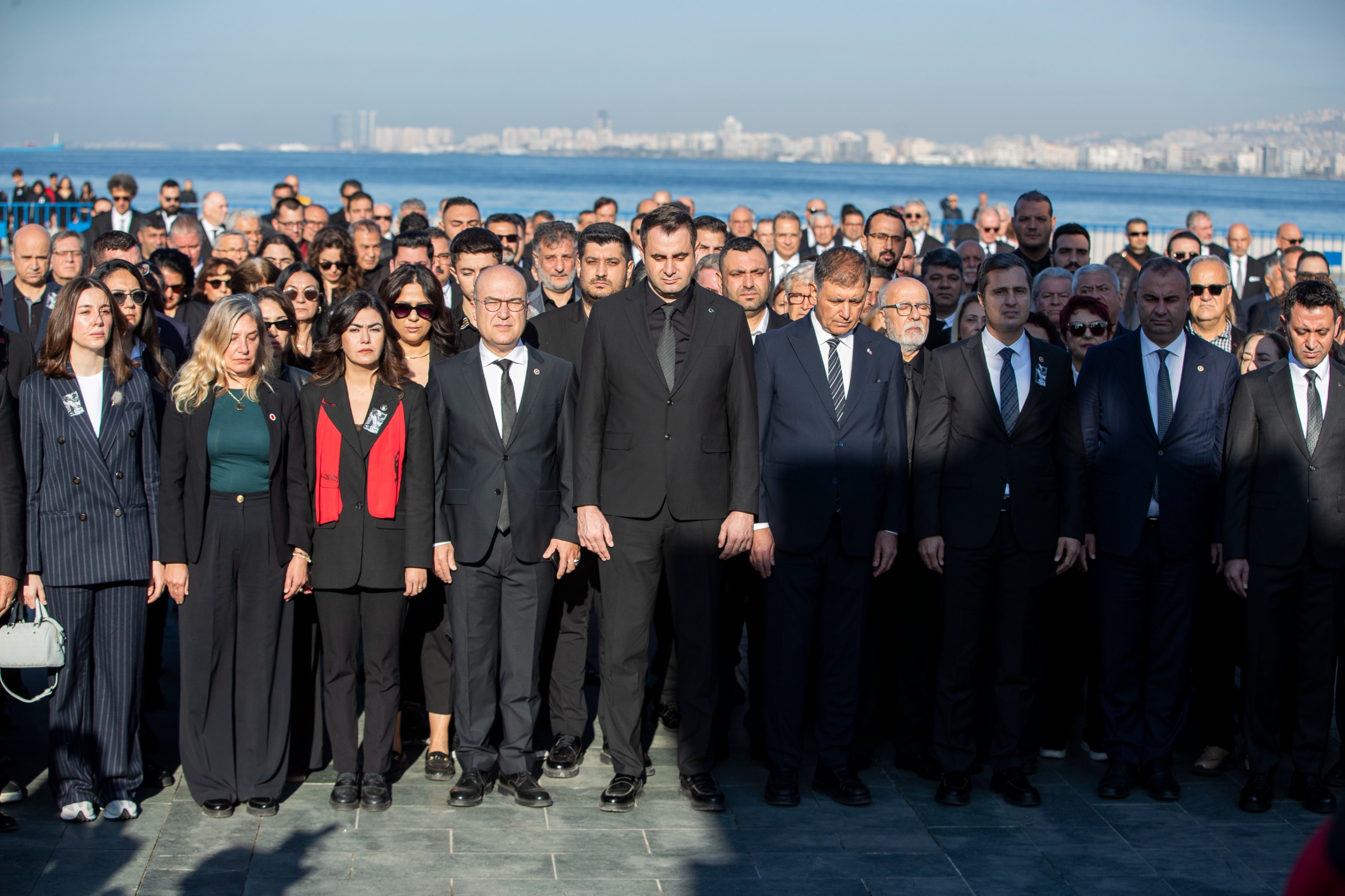 CHP İzmir İl Örgütü, Atatürk’ü Cumhuriyet Meydanı’nda andı. İl Başkanı