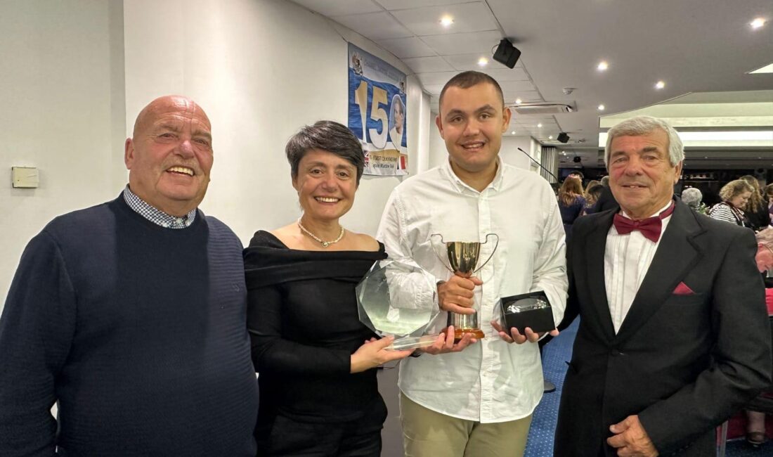 Manş Denizi’nde Tarih Yazdı: Otizmli Sporcu Dünyanın En Prestijli Ödül Töreninde Ayakta Alkışlandı! İzmir Büyükşehir Belediyesporlu otizmli yüzücü Tuna Tunca, Manş Denizi’ni solo