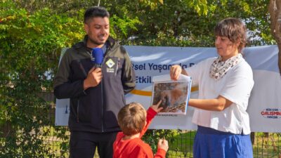 İzmir Büyükşehir Belediyesi'nin başlattığı "Patili Dostumuz" projesi ile engelli çocuklar,