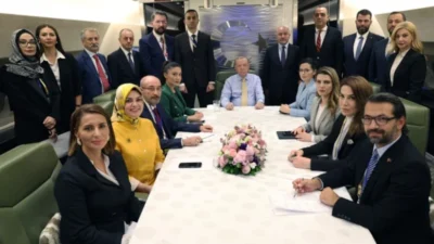 Cumhurbaşkanı Erdoğan, Azerbaycan dönüşü uçakta gazetecilere Bahçeli ile görüşeceği tarihi