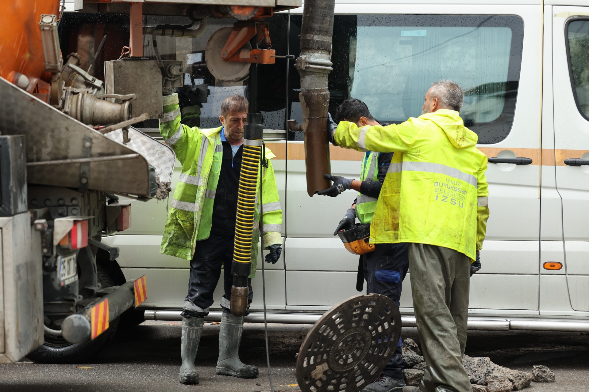 Meteoroloji'nin kuvvetli yağış uyarısı üzerine İZSU Genel Müdürlüğü, 750 personel