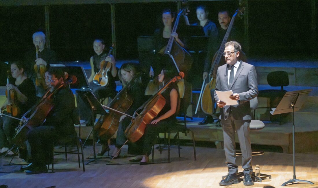 İzmir’de 10 Kasım Gecesi Duygu Seli: Atatürk’ün Son Beş Dakikası Notalarla Anlatıldı, Salon Ayakta Alkışladı! İzmir Büyükşehir Belediyesi’nin düzenlediği